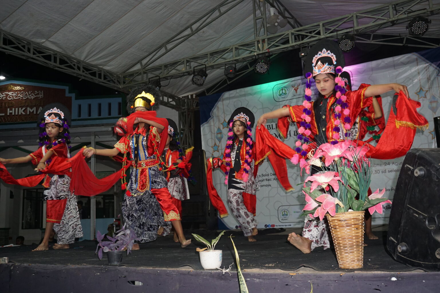 Siswi SDN Tawangsari Menyihir Malam dengan Tari Tradisional di Penutupan KBM XXX